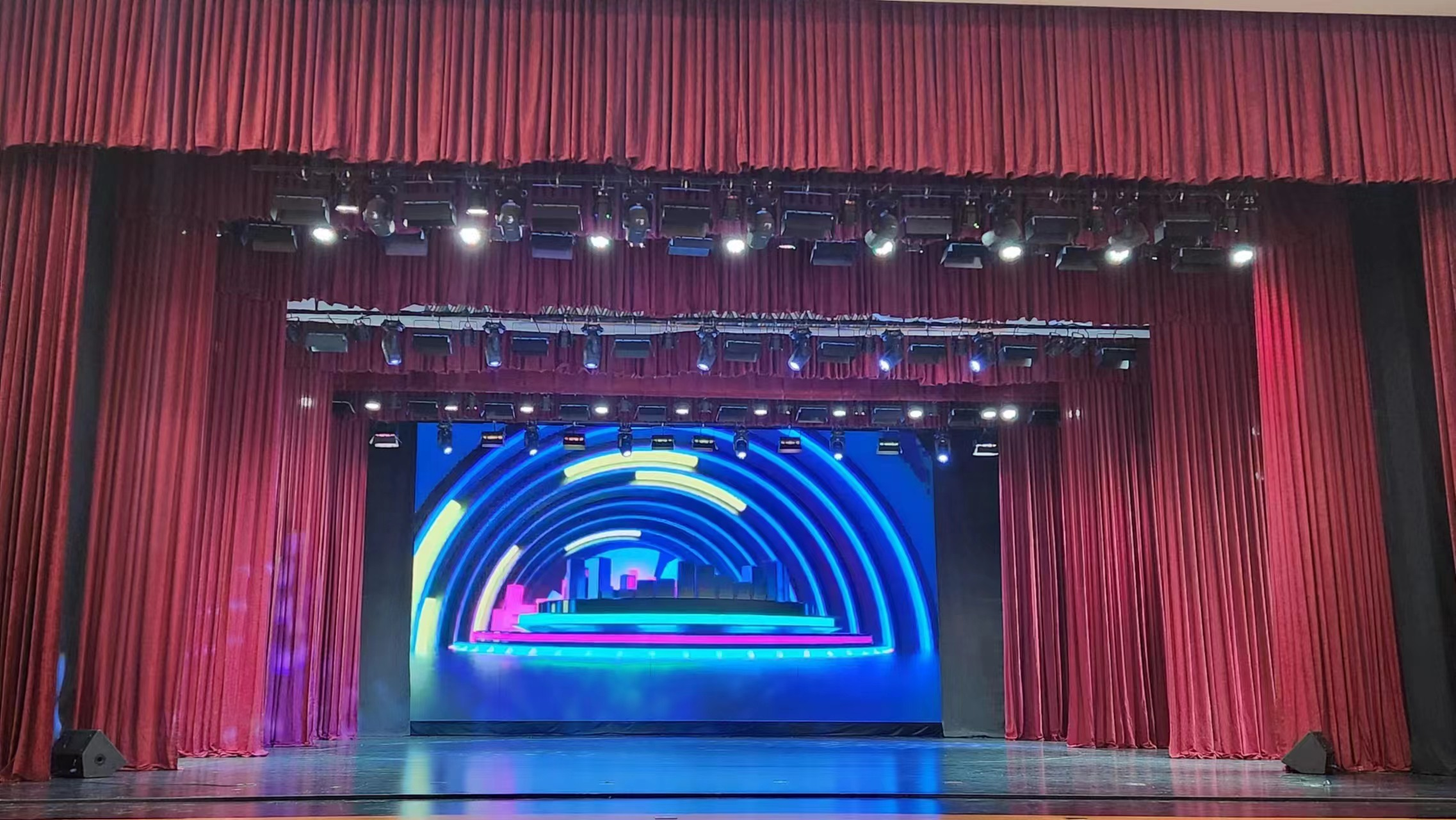 蒙古國 肯特會議中心劇院 舞臺機(jī)械、燈光、音響、LED屏項(xiàng)目已順利交付使用